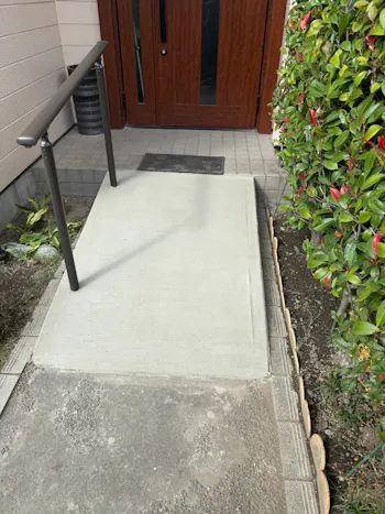 埼玉県北葛飾郡松伏町のお客様の玄関スロープ・手すり設置工事