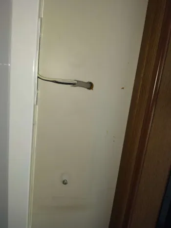 東京都立川市のお客様のキッチン手元灯交換工事　具体的な工事内容1