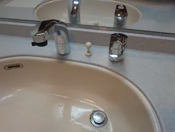 愛知県名古屋市のお客様の洗面化粧台水栓工事