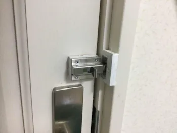 東京都青梅市のお客様の居室ドアに鍵取付工事