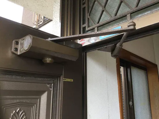 工事前　東京都青梅市のお客様の玄関ドアクロザー交換工事