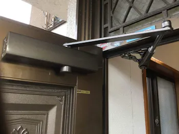 東京都青梅市のお客様の玄関ドアクロザー交換工事