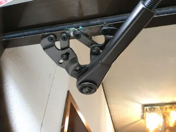 東京都青梅市のお客様の玄関ドアクロザー交換工事　具体的な工事内容1