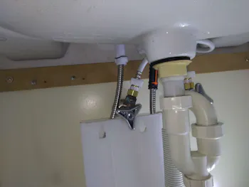 東京都福生市のお客様の洗面化粧台水栓交換工事　具体的な工事内容3