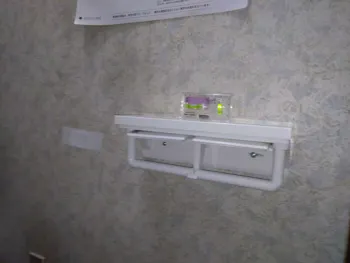 東京都青梅市のお客様のトイレドアノブ及び紙巻フォルダー取付工事