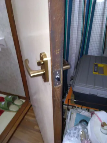 東京都青梅市のお客様のトイレドアノブ及び紙巻フォルダー取付工事　具体的な工事内容3