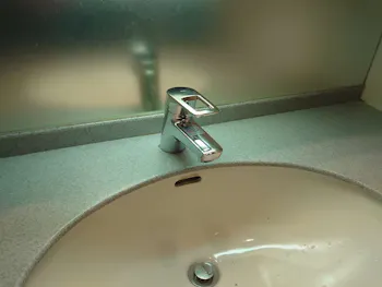 愛知県名古屋市のお客様の洗面化粧台水栓交換工事