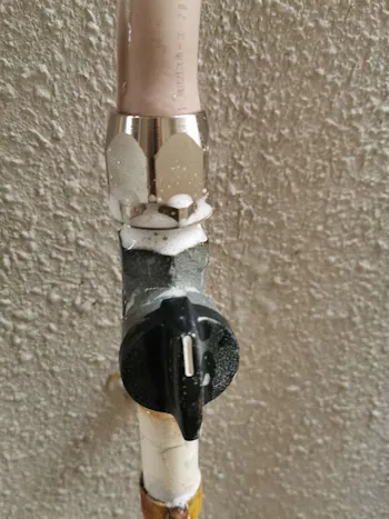 神奈川県横浜市のお客様の給湯器工事　具体的な工事内容1