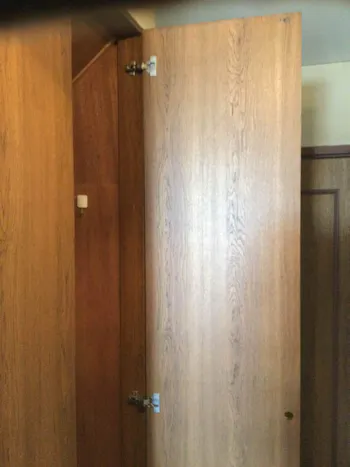 東京都羽村市のお客様の収納扉スライド丁番交換工事　具体的な工事内容1