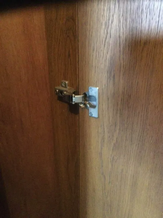 工事前　東京都羽村市のお客様の収納扉スライド丁番交換工事