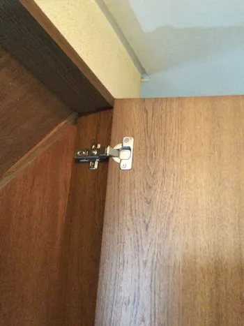 東京都羽村市のお客様の収納扉スライド丁番交換工事　具体的な工事内容3