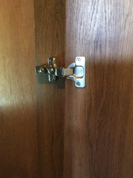 工事後　東京都羽村市のお客様の収納扉スライド丁番交換工事