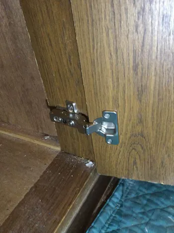 東京都羽村市のお客様の収納扉スライド丁番交換工事　具体的な工事内容4