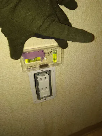 東京都青梅市のお客様のトイレ便座交換とトイレのコンセントカバー交換工事　具体的な工事内容1