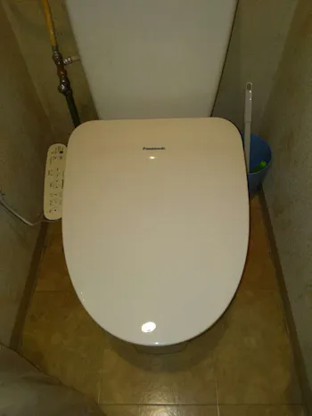 東京都青梅市のお客様のトイレ便座交換とトイレのコンセントカバー交換工事