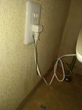 東京都青梅市のお客様のトイレ便座交換とトイレのコンセントカバー交換工事　具体的な工事内容2