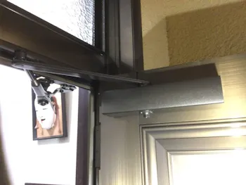 東京都青梅市のお客様のドアクローザー交換工事　具体的な工事内容1