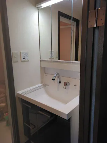 東京都立川市のお客様の洗面化粧台交換工事