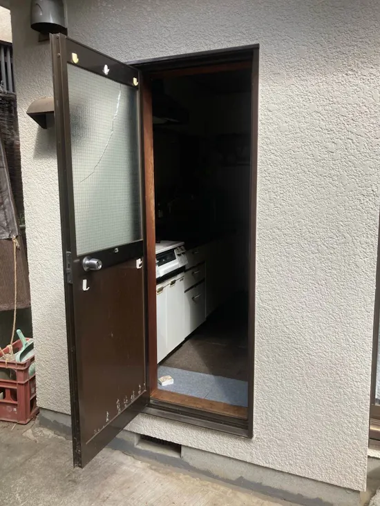 工事前　埼玉県白岡市のお客様の勝手口ドア工事