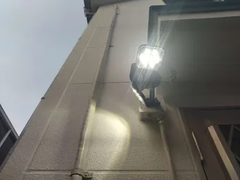 東京都羽村市のお客様のセンサーライト設置・外部コンセント工事