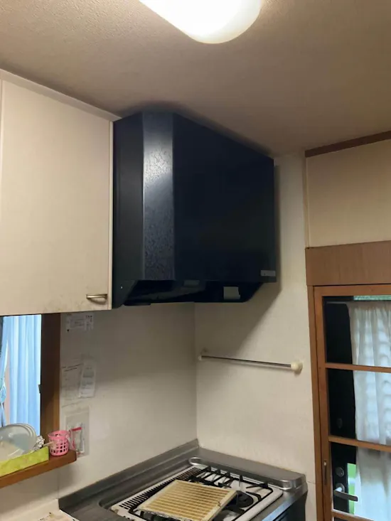 工事前　静岡県磐田市のお客様のビルトインコンロ・レンジフード・キッチン照明器具交換工事