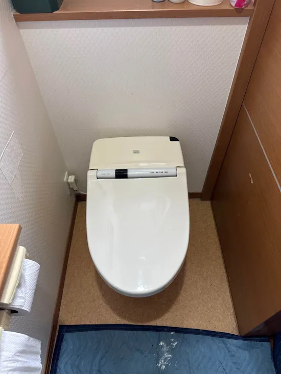 工事前　静岡県磐田市のお客様の展示品処分トイレ工事