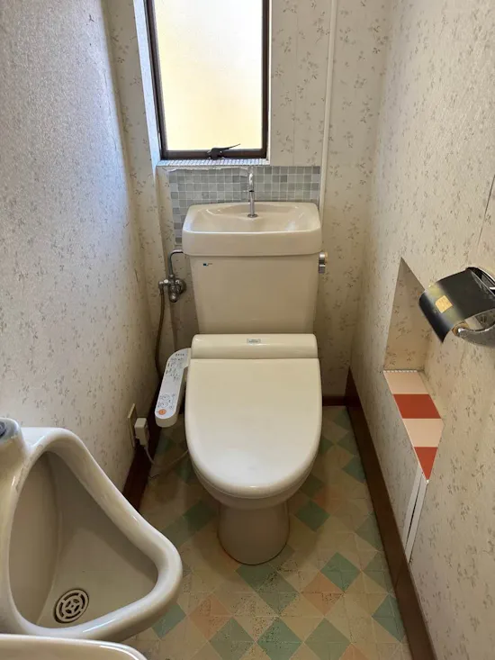 工事前　静岡県磐田市のお客様のトイレ交換・小便器撤去・壁床貼り換え工事