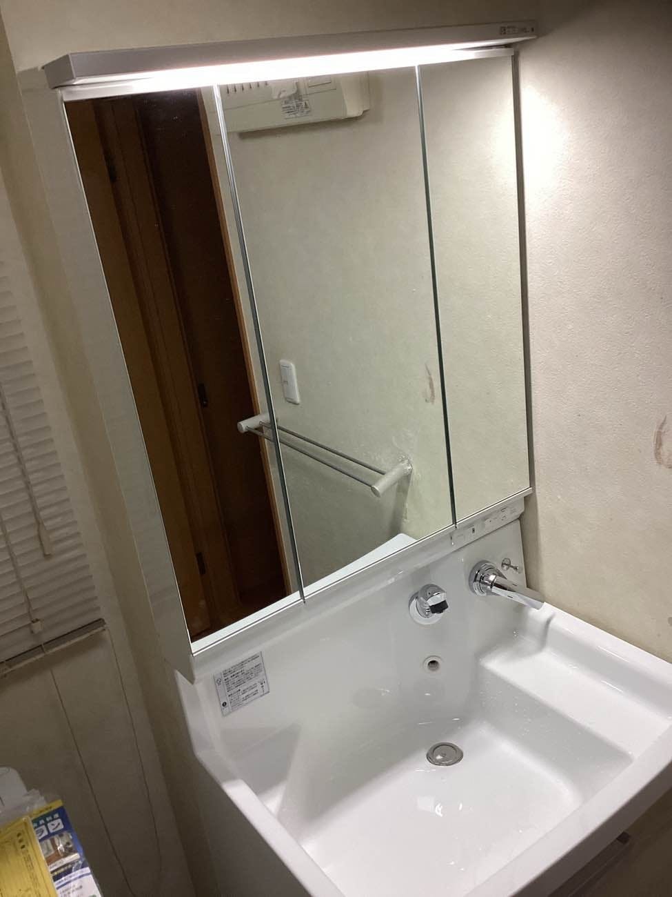 神奈川県茅ヶ崎市のお客様の洗面化粧台交換工事