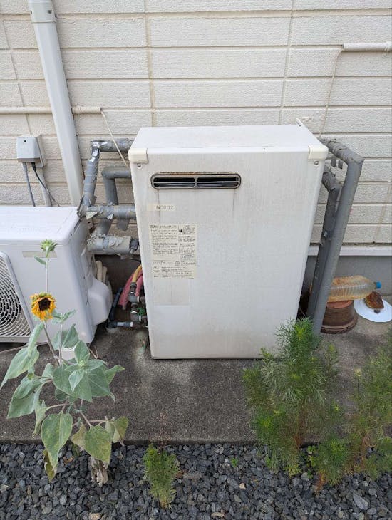 工事前　三重県伊勢市のお客様の石油給湯器・オイルタンク工事