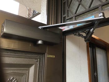 東京都青梅市の玄関ドアクロザー交換工事
