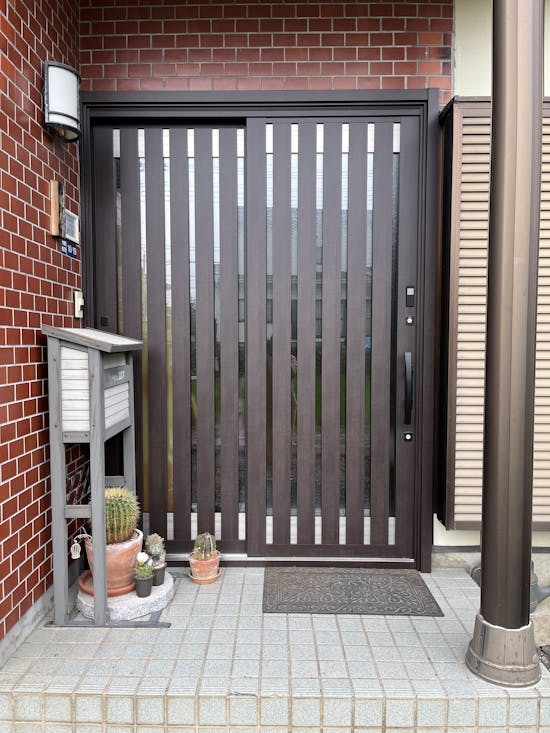 工事後 山梨県のお客様の引き戸玄関ドア、洗面化粧台工事、トイレ工事パック