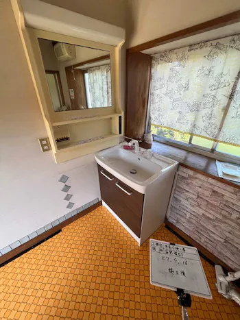 長野県小諸市のお客様の洗面化粧台（下台のみ）工事