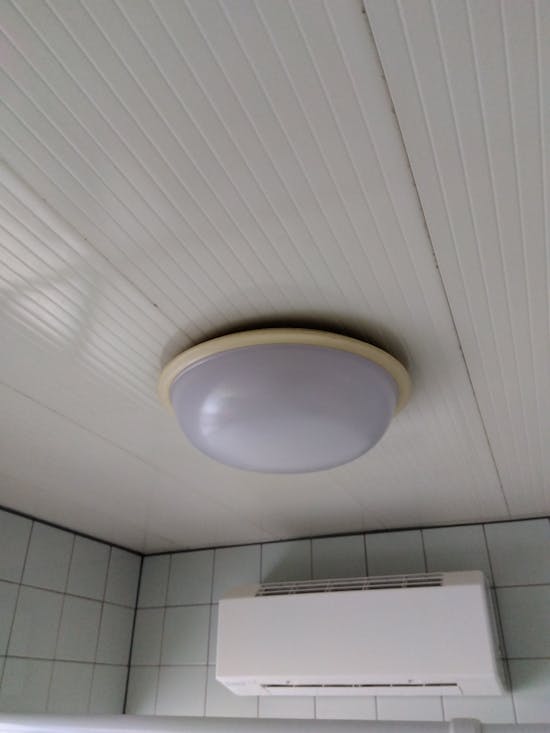 工事前　八王子市のお客様のスマイルサービス浴室照明交換工事