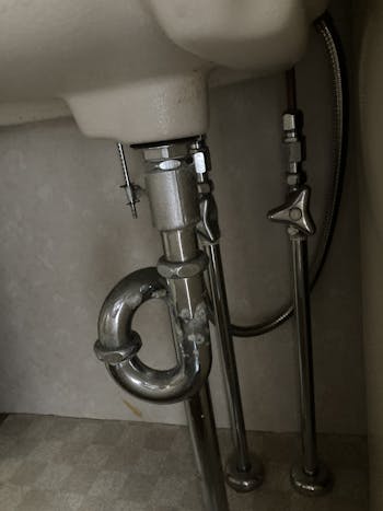 四日市市のお客様の洗面化粧台混合栓、排水管交換工事　具体的な工事内容2