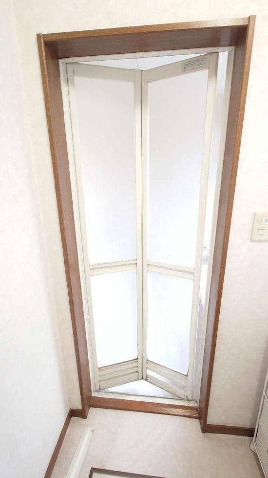 工事前　三重県桑名市のお客様の浴室折り戸交換工事