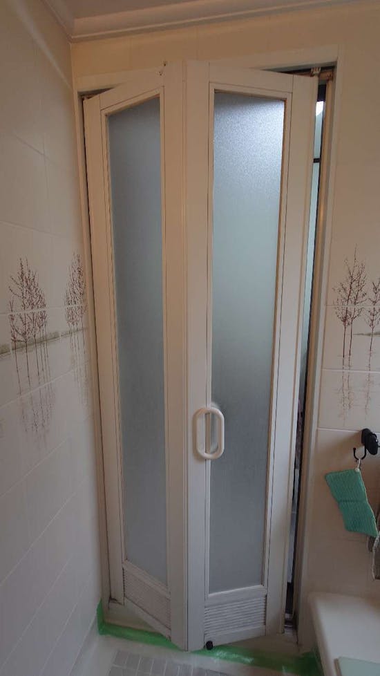 工事前　三重県員弁郡のお客様の浴室ドア交換工事