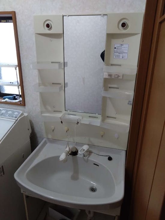 工事前　神奈川県横浜市のお客様の洗面化粧台交換工事