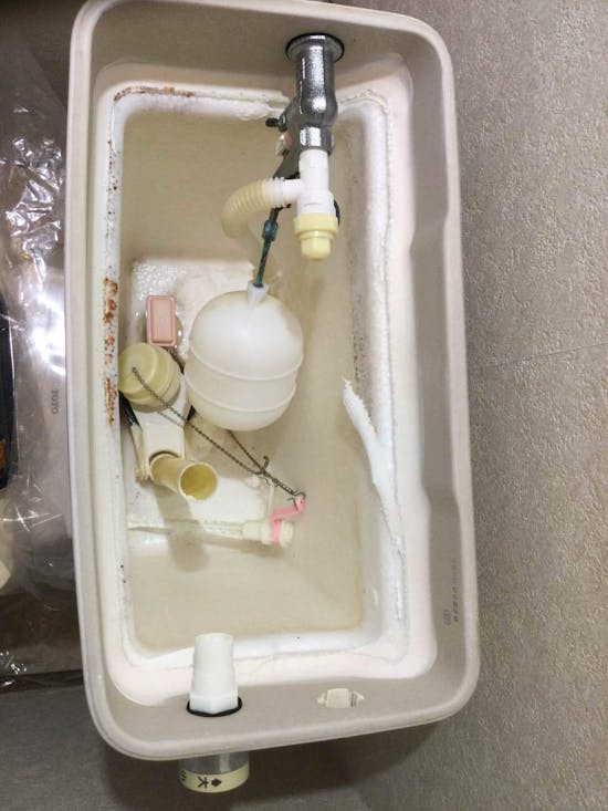 工事前 東京都青梅市のお客様のトイレタンク補修工事