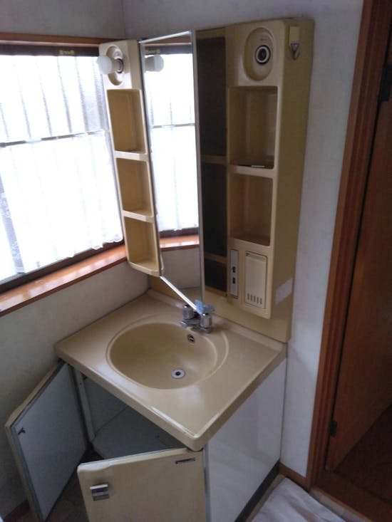 工事前　神奈川県茅ヶ崎市のお客様の洗面化粧台交換工事