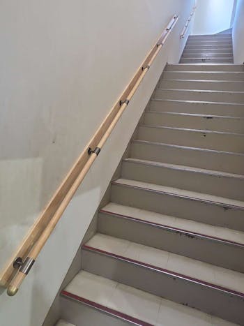 栃木県芳賀郡芳賀町のお客様の階段への手すり設置工事