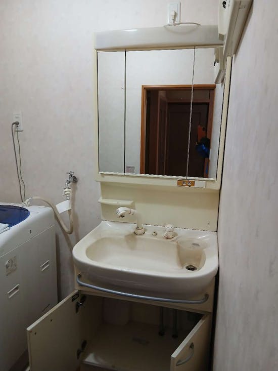 工事前　茨城県石岡市のお客様の　(展示品)洗面化粧台交換工事