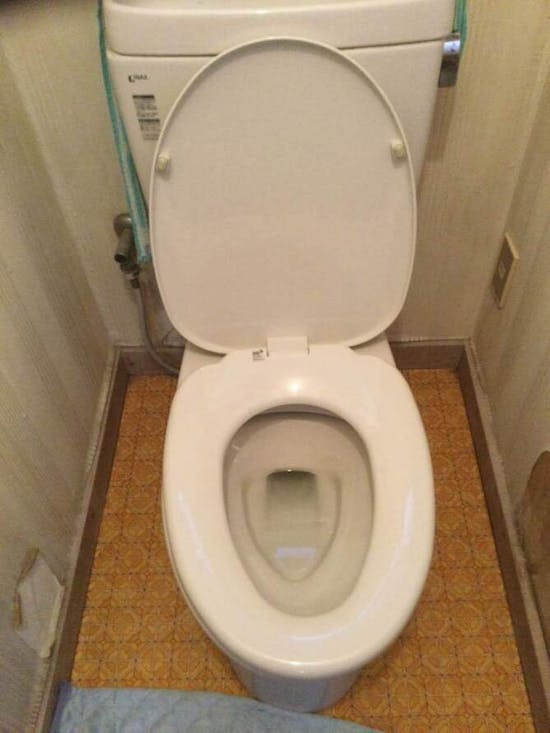 工事前 東京都青梅市のお客様のトイレドアノブ及び便座部品交換工事