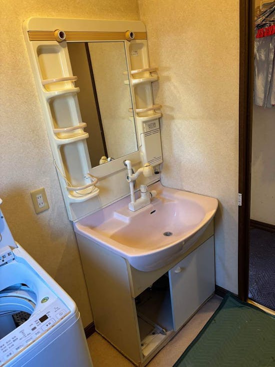 工事前 三重県四日市市のお客様の洗面化粧台交換工事